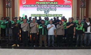 Wakapolres Metro Depok, AKBP Akmal bersama Ojol saat acara pembentukan aliansi Komunitas ojol di aula Polres Metro Depok. (Foto: Humas Polres Metro Depok)