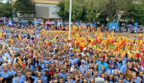 Wali Kota Depok, Supian Suri bersama para penari Ayodya Pala Wali Kota Depok, Supian Suri bersama para penari Ayodya Pala